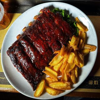 Costine di maiale glassate in salsa BBQ