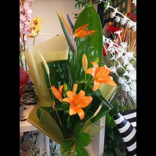 Buket strelicijum i ljiljan