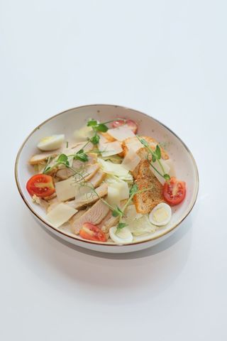 Салат с курицей и сухариками 