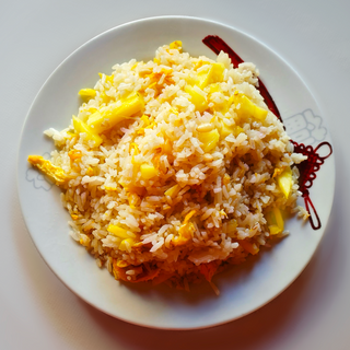 Riso con ananas e pinoli