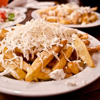 Пресни пържени картофи със сирене (250г)