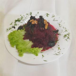 Буряк з горішками та чорносливом (200г)