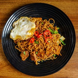 Jollof Sphagetti with fried eggs