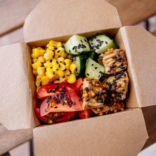 Боул з кіноа та індичкою 