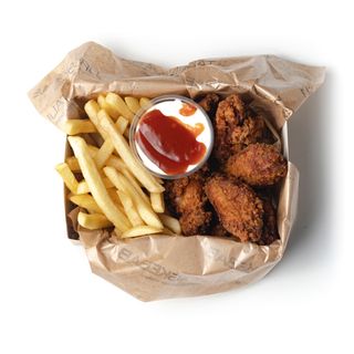 Skrzydełka z frytkami