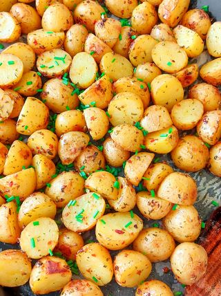 Cartofi rumeniti cu marar si usturoi