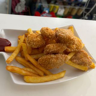 Nuggets De Pollo Con Papas Fritas