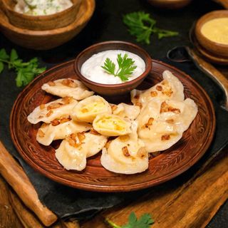 Pierogi z ziemniakami i skwarkami