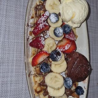 Clatite franjurate cu Nutella,fructe proaspete si inghetata de vanilie