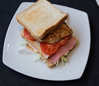 Sándwich Club Con Huevo Frito, Jamón Serrano, Queso Y Patatas Fritas