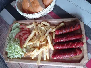 Kobaje combo - roštiljske kobasice, pomfrit + palačinak + Coca-Cola
