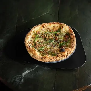 Pizza con pere e pancetta