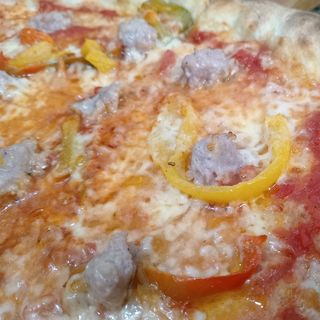 PIZZA AL PIATTO ROSSA - PEPERONI E SALSICCIA 