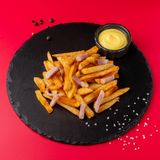 Картопля фрі з сирним соусом та беконом (160/30г)