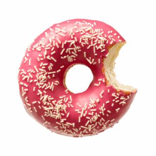 Донат з полуничним топінгом 