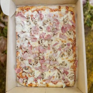 Pizza z serem, szynką i pieczarkami