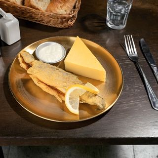 Păstrăv prăjit cu mămăliguță șI mujdei