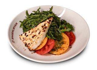 САЛАТ ЗІ СМАЖЕНОЮ БРИНЗОЮ І СОУСОМ ПЕСТО 330г