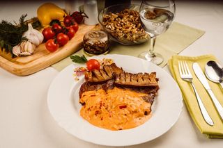 Ceafă ţigănească cu sos picant şi cartofi wedges