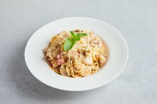 Спагетти с куриным филе и шампиньонами 260 г