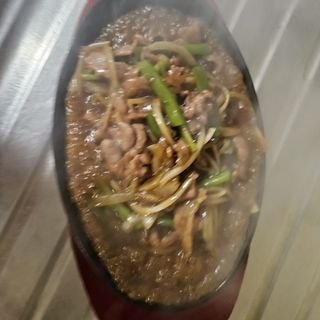 Ternera Con Salsa De Pimienta Servido En Brasero