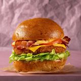 Чізбургер з курячою котлетою та беконом