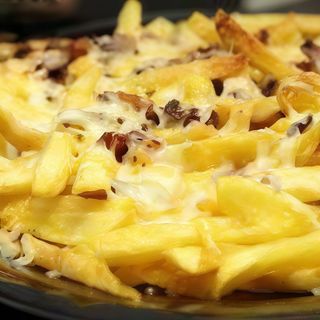 Patatas Chesse Onion (Patata fritas y cebolla frita)