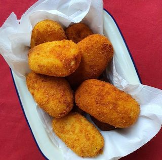 Crocchè con scarola e tarallo napoletano sbriciolato