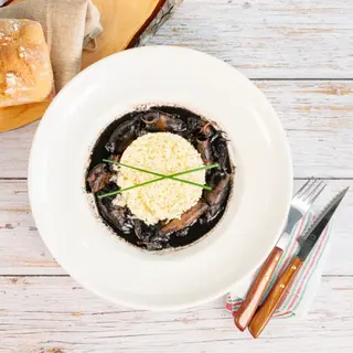 Arroz con chipirones en su tinta