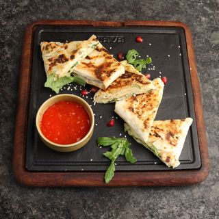 მაყალზე შემწვარი ლავაში ყველით