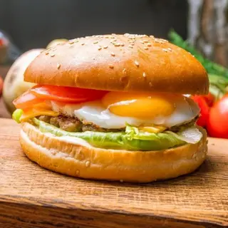 Hamburguesa con huevo frito