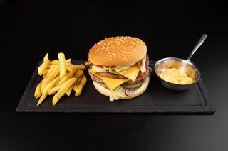 БУРГЕР С ДВОЙНОЙ КОТЛЕТОЙ (450г)