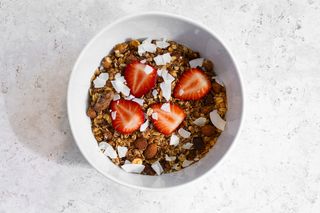 Гранола, грецький йогурт, сезонні ягоди, 350 г