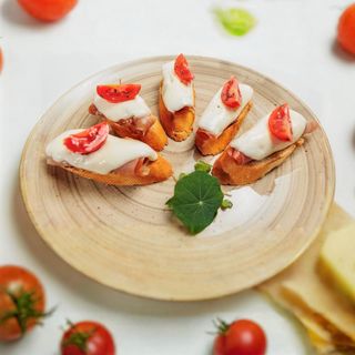 Brusketi sa govedjim ramstekom, mozzarellom i cherry paradajzom