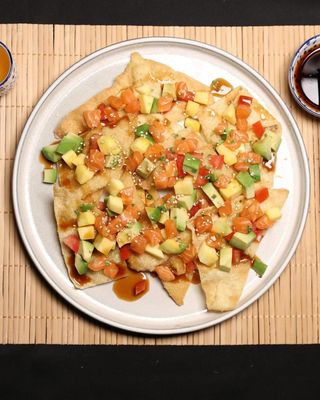 Poke Nachos con salmón