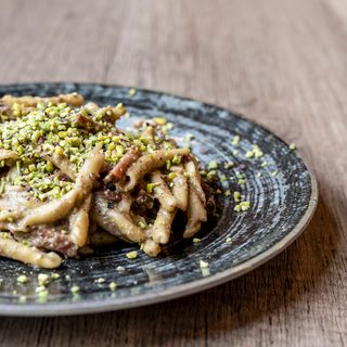 Strozzapreti freschi speck e pistacchio