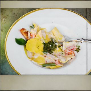 Курячий бульйон + мальтальяті з куркою, беконом та соусом песто