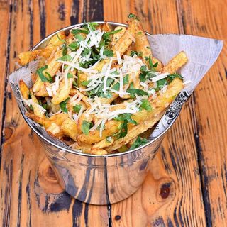 Cartofi prăjiţi cu usturoi, parmezan şi pătrunjel