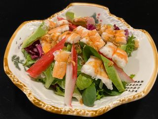 Ensalada de gambas y surimi