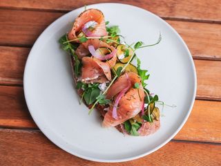 Otvoreni sendvič sa dimljenim lososom