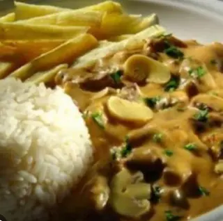 Bifinos com cogumelos com batata frita e arroz 
