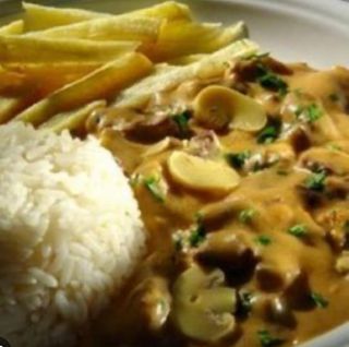 Bifinos com cogumelos com batata frita e arroz 