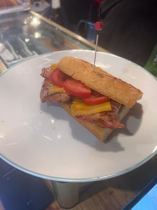 MONTADITO DE LOMO, QUESO Y TOMATE