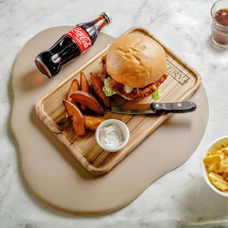 Чизбургер с курицей и  фри