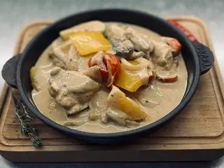Пательня із курки з овочами в вершках (420g)