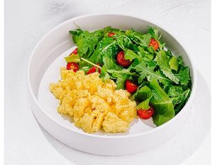 Scrambled eggs cu salata