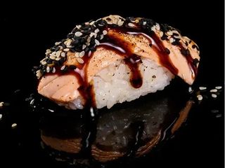 Nigiri z opalanym łososiem (56g)