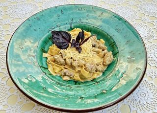 Фетучіні з салсічі та грибами