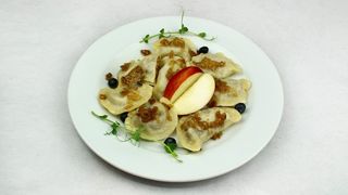 Pierogi z gęsiną okraszone cebulką