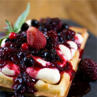 Waffe belgiene preparate cu unt fructe de padure & crema de vanilie